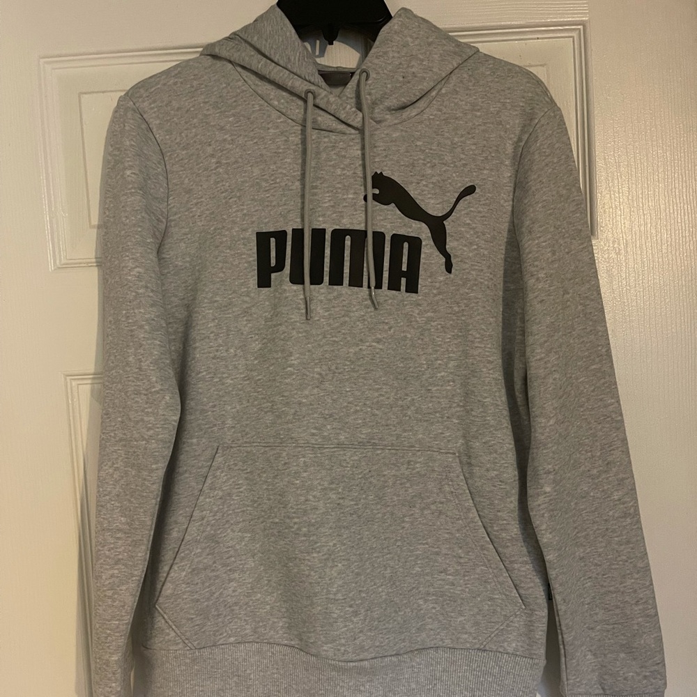 Puma women’s sweat shirt. Only worn once to try on!